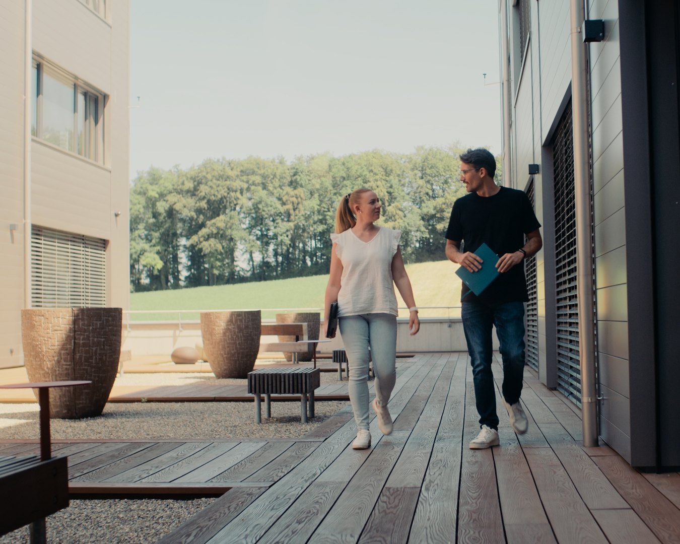 Roger Gloor und Melanie Kapusta vor dem Büro in Aadorf